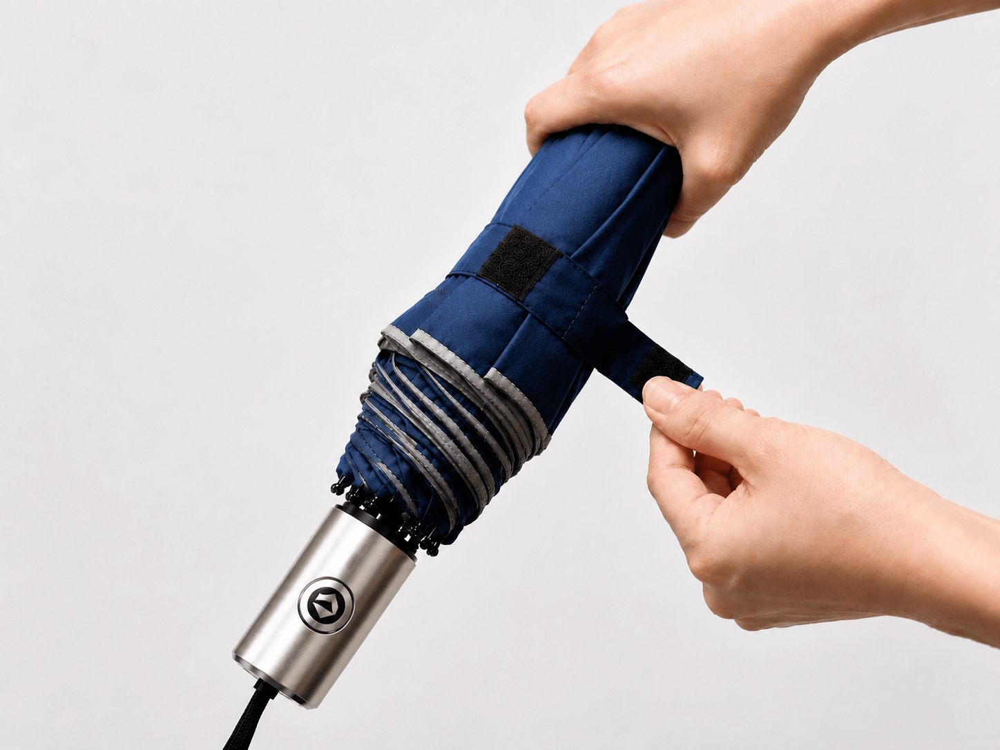 Step-by-step user guide for custom automatic folding travel umbrellas, illustrating neat panel wrapping, metal snap fastening, and sleeve storage provided by the umbrella manufacturer for volume promotional wholesale.